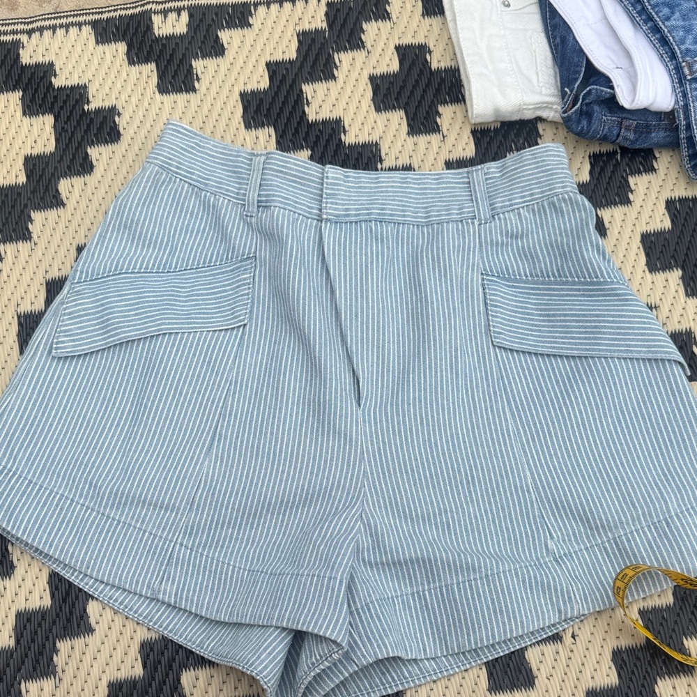 Elegant High Waist Striped Shorts. Women’s sz S
